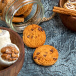 Biscotti alla cannella dorati e fragranti, decorati con una spolverata di zucchero a velo