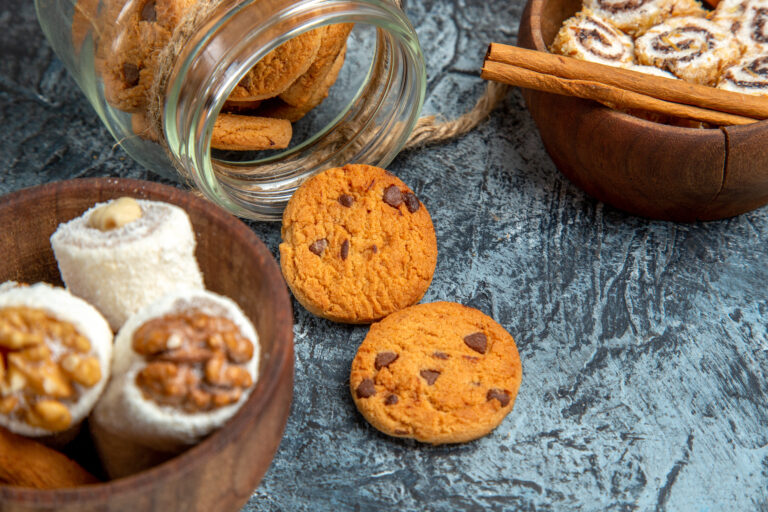 Biscotti alla cannella dorati e fragranti, decorati con una spolverata di zucchero a velo