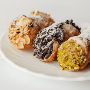 Cannoli e Cannolo : Tradizione, Benefici e Ricette Irresistibili 3 Cannolo al pistacchio decorato con granella di pistacchio
