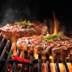 Varietà di carne per grigliata disposte sulla griglia