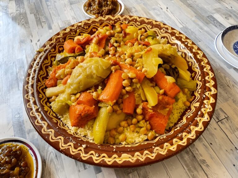 Couscous tradizionale servito con verdure, carne di agnello e mandorle tostate