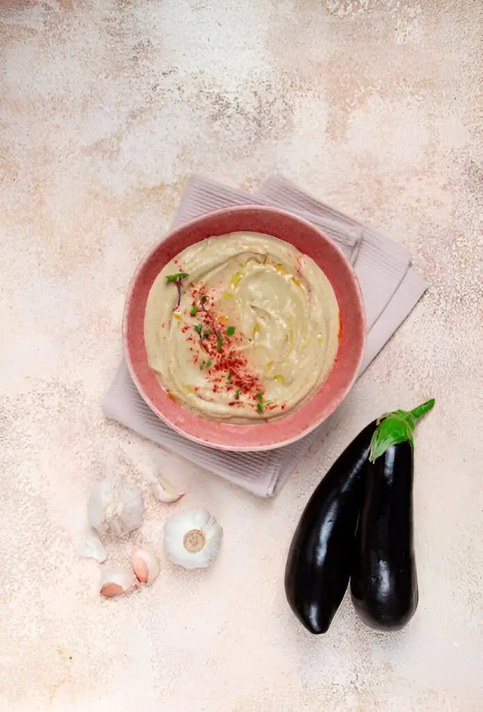 Crema di melanzane liscia e cremosa pronta per essere mescolata con la pasta