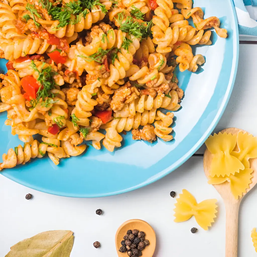 Pasta alla Norma con melanzane fritte e basilico fresco.