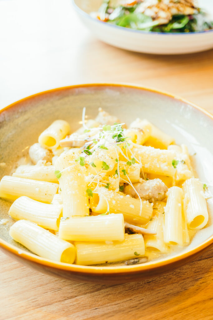 Pasta patate e provola in piatti eleganti