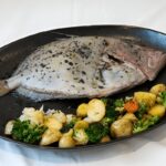 Pesce San Pietro fresco e appetitoso su un piatto elegante