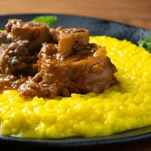 Risotto alla Milanese tradizionale preparato con zafferano