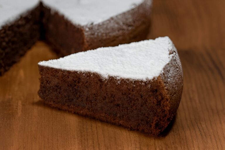 Torta Caprese originale napoletana, ricca di mandorle e cioccolato fondente