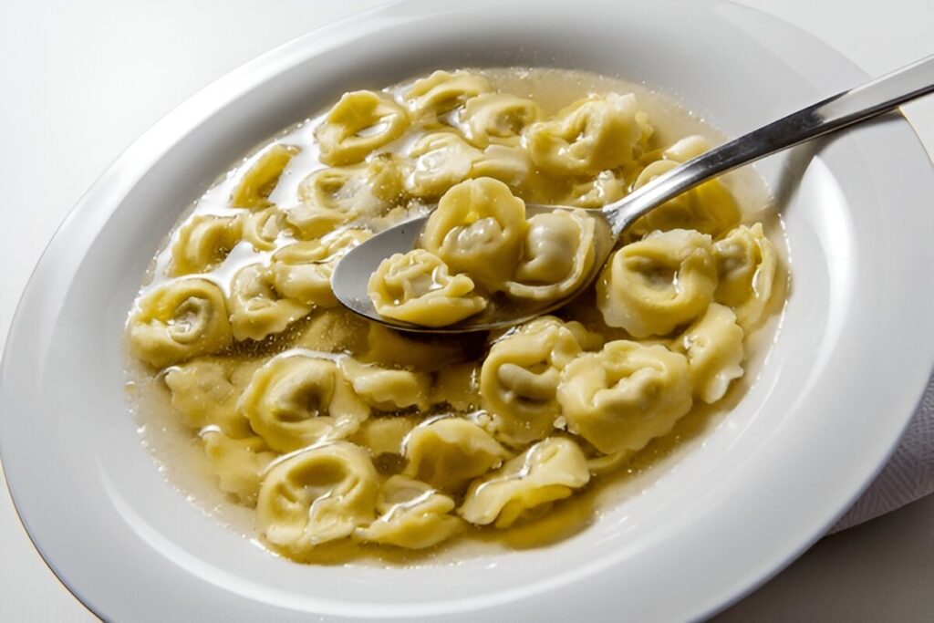 Tortellini in brodo con carne appena serviti