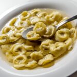 Tortellini in brodo con carne appena serviti