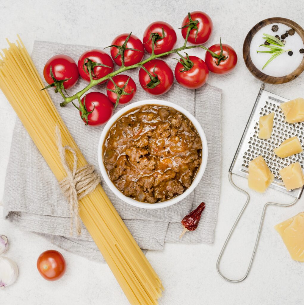 Ingredienti freschi per Pasta al Tonno e Pomodorini: pasta, tonno, pomodorini, aglio e prezzemolo