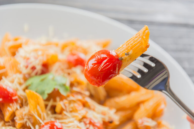 Piatto di Pasta al Tonno e Pomodorini, fresco e gustoso, con tonno, pomodorini ciliegia e prezzemolo fresco