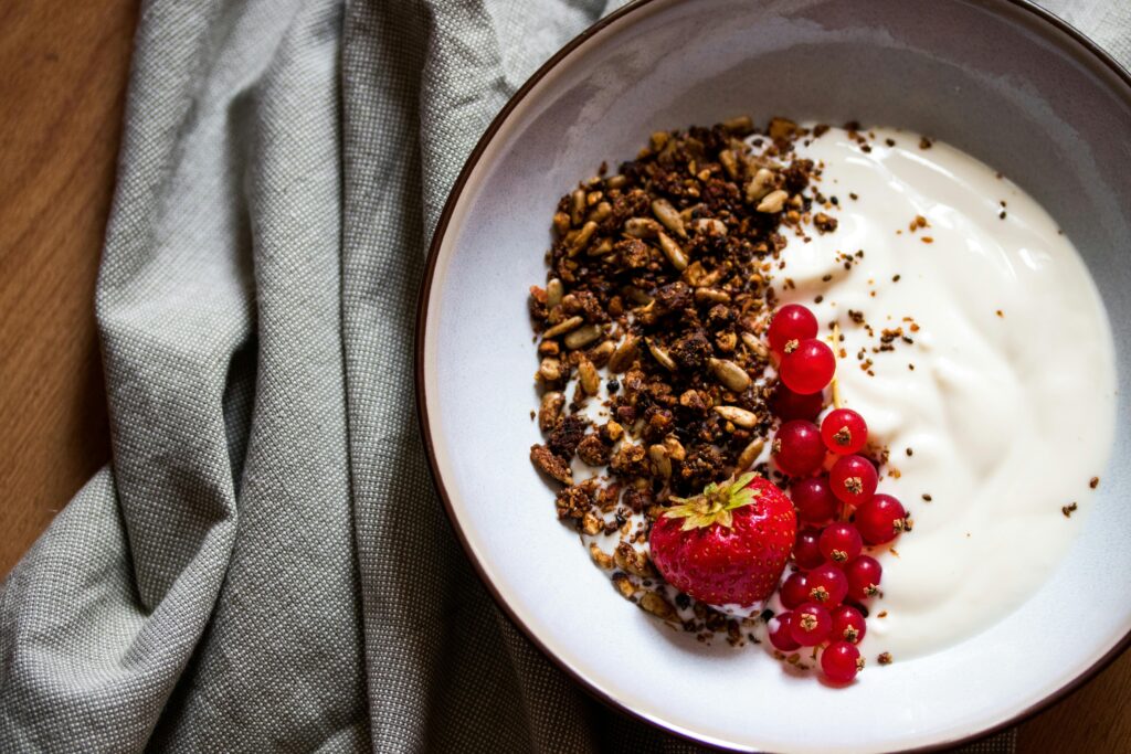 Deliziose ricette di cereali per la colazione con frutta fresca e semi