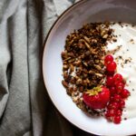 Deliziose ricette di cereali per la colazione con frutta fresca e semi