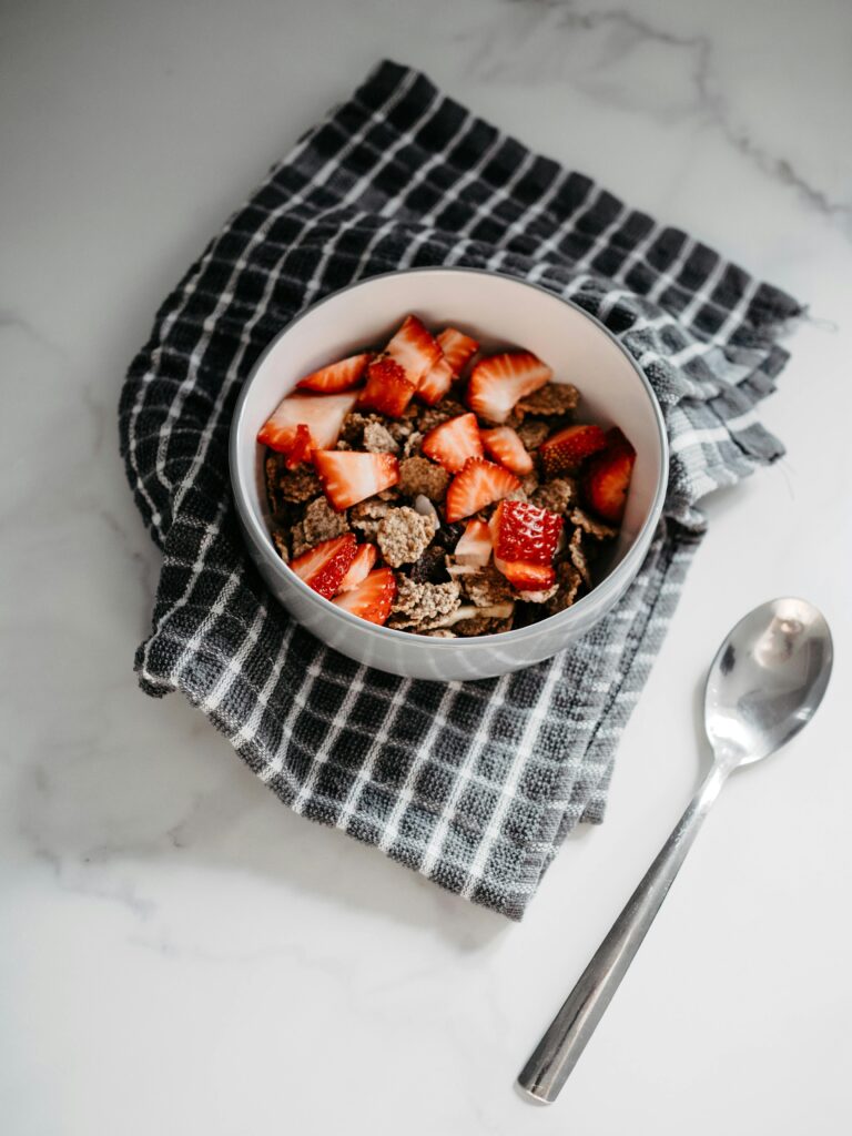 Deliziose ricette di cereali per la colazione con frutta fresca e semi