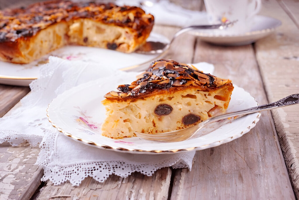 Torta di mele cremosa appena sfornata, guarnita con mele fresche e zucchero a velo