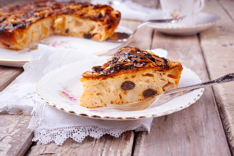 Torta di mele cremosa appena sfornata, guarnita con mele fresche e zucchero a velo