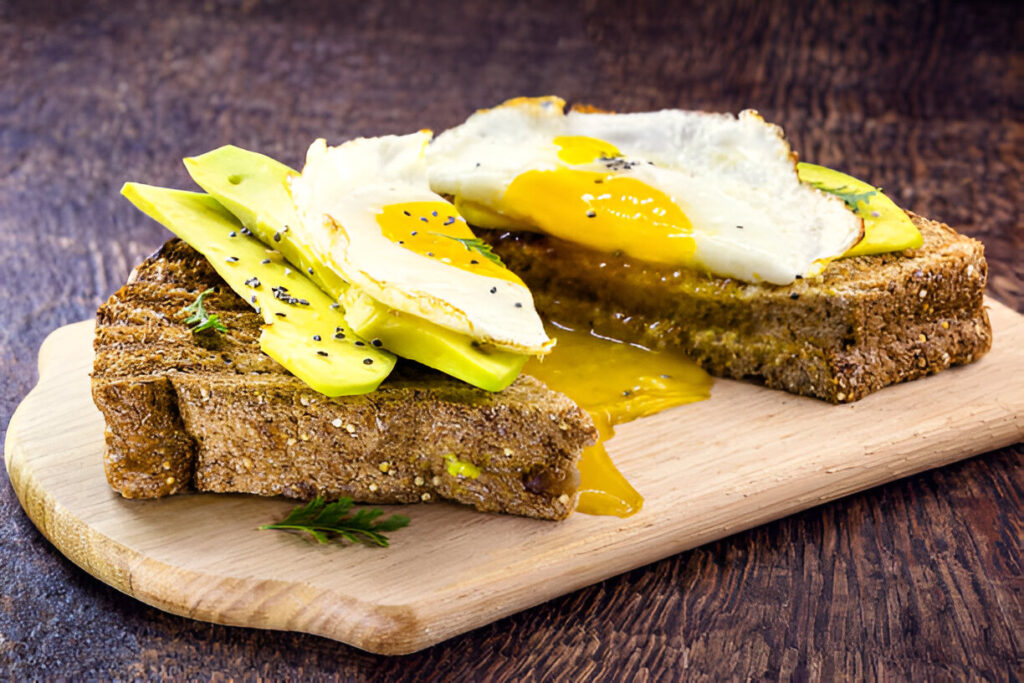 Avocado Toast con Uova Strapazzate su Tavolo