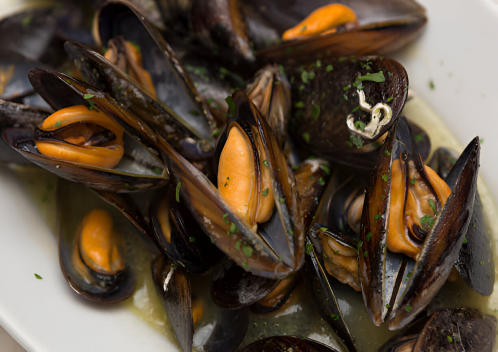 Frutti di mare freschi su un tagliere di legno pronti per la preparazione