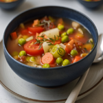 Minestrina di Verdure leggera e saporita con carote, zucchine e legumi in una ciotola rustica