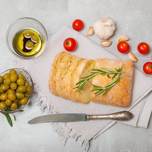 Pane da bruschetta fresco tagliato a fette