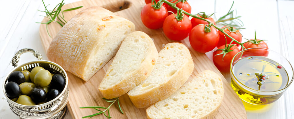  Pane da bruschetta fresco tagliato a fette, pronto per essere condito