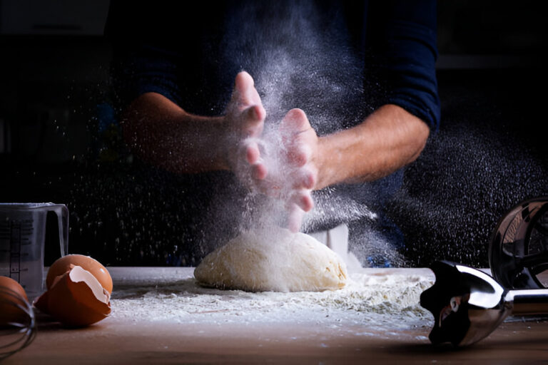 Mani che impastano l'impasto per il pane da bruschetta