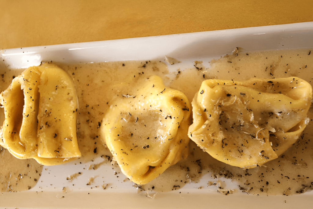 Ravioli Cinesi al Vapore con ripieno di carne e verdure in una ciotola rustica