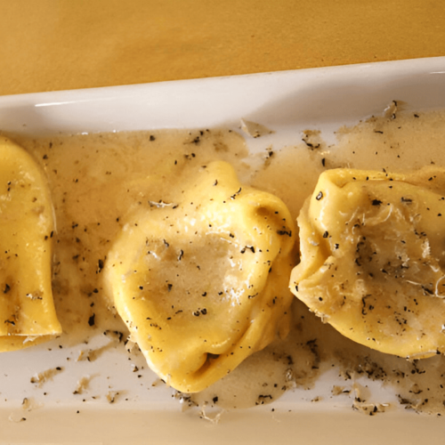 Ravioli Cinesi al Vapore con ripieno di carne e verdure in una ciotola rustica