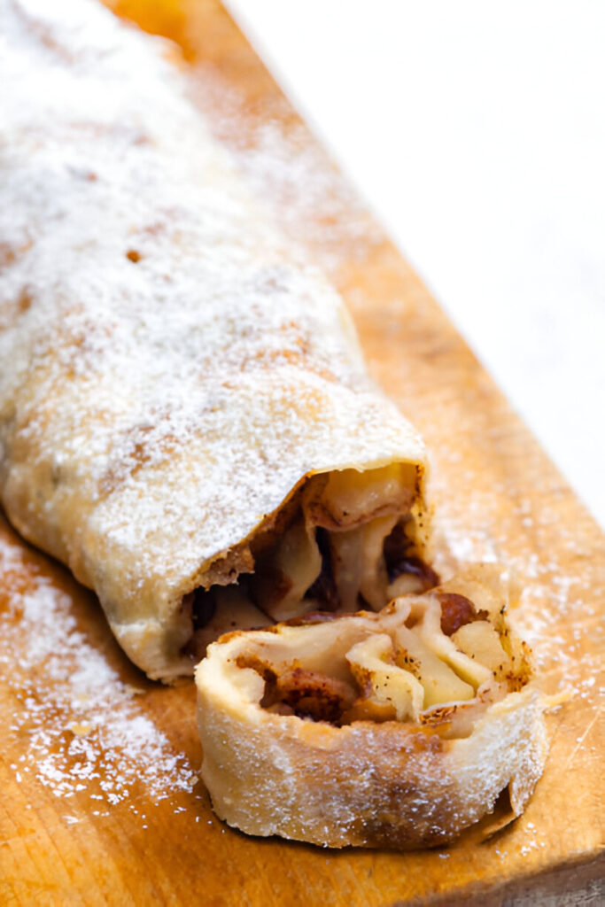 Strudel di mele tagliato a fette e servito su un piatto elegante