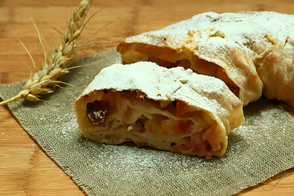 Stesura della pasta sfoglia per lo strudel di mele