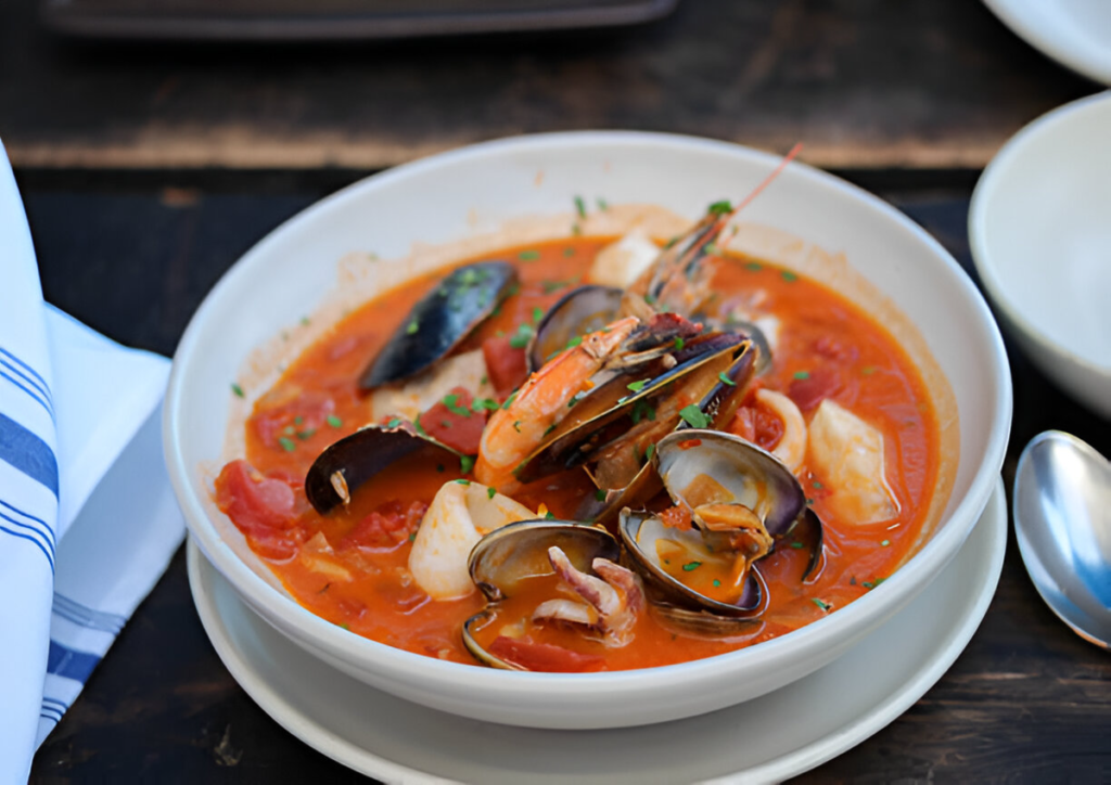 Zuppa di Pesce alla Napoletana servita in una ciotola con prezzemolo fresco