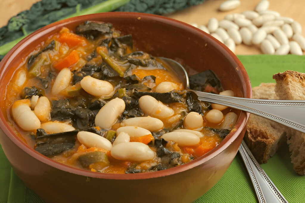 Zuppa di cavolo nero con verdure fresche in ciotola rustica