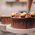 Elegante torta di compleanno al cioccolata