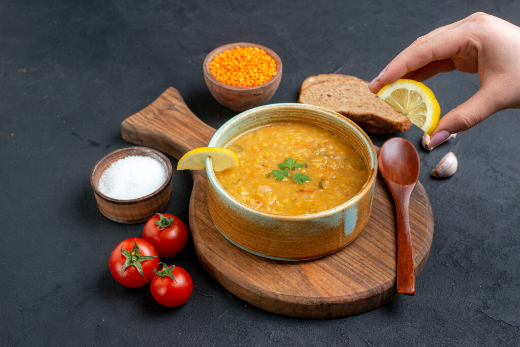 Ingredienti freschi disposti per preparare la zuppa di lenticchie