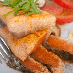 Salmone in Padella Croccante 2 Salmone in padella croccante servito elegantemente su un piatto