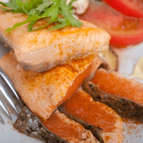 Salmone in padella croccante servito elegantemente su un piatto