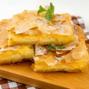 Torte Salate Facili e Veloci con Pasta Sfoglia Rettangolare 4 Torte salate facili e veloci con pasta sfoglia rettangolare servite elegantemente su un piatto