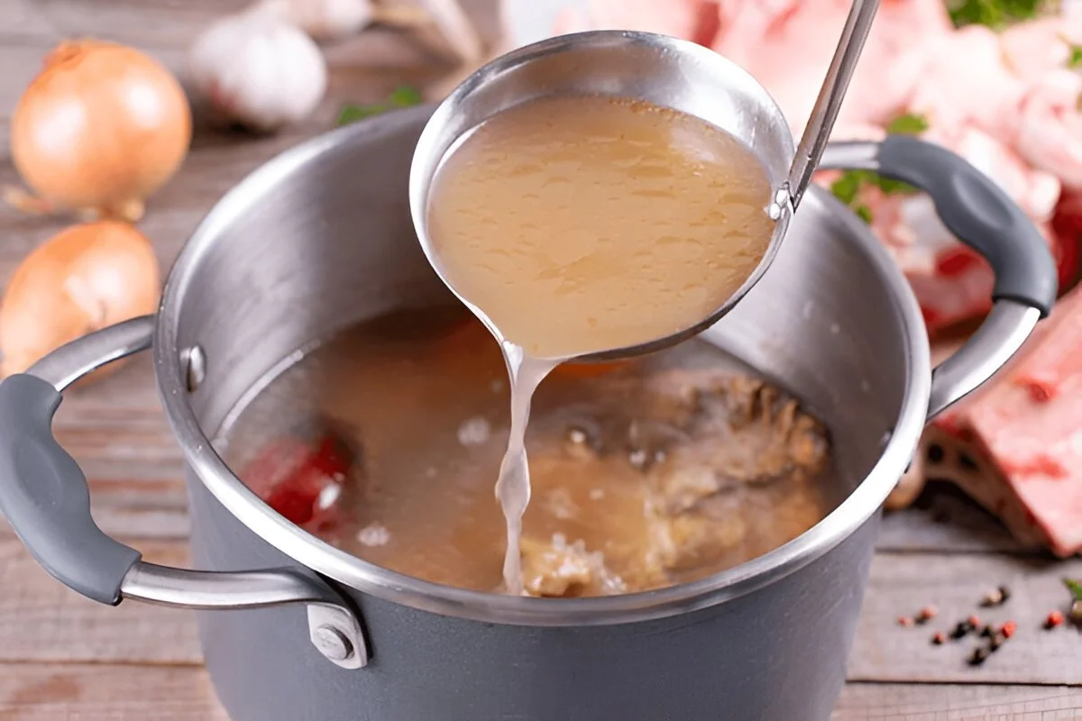 Brodo di Ossa: Ricetta Tradizionale per un Elisir di Salute e Benessere