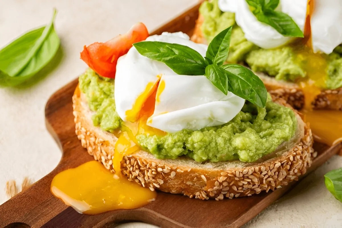 Avocado Toast con Uova Strapazzate: Colazione Sana e Saporita